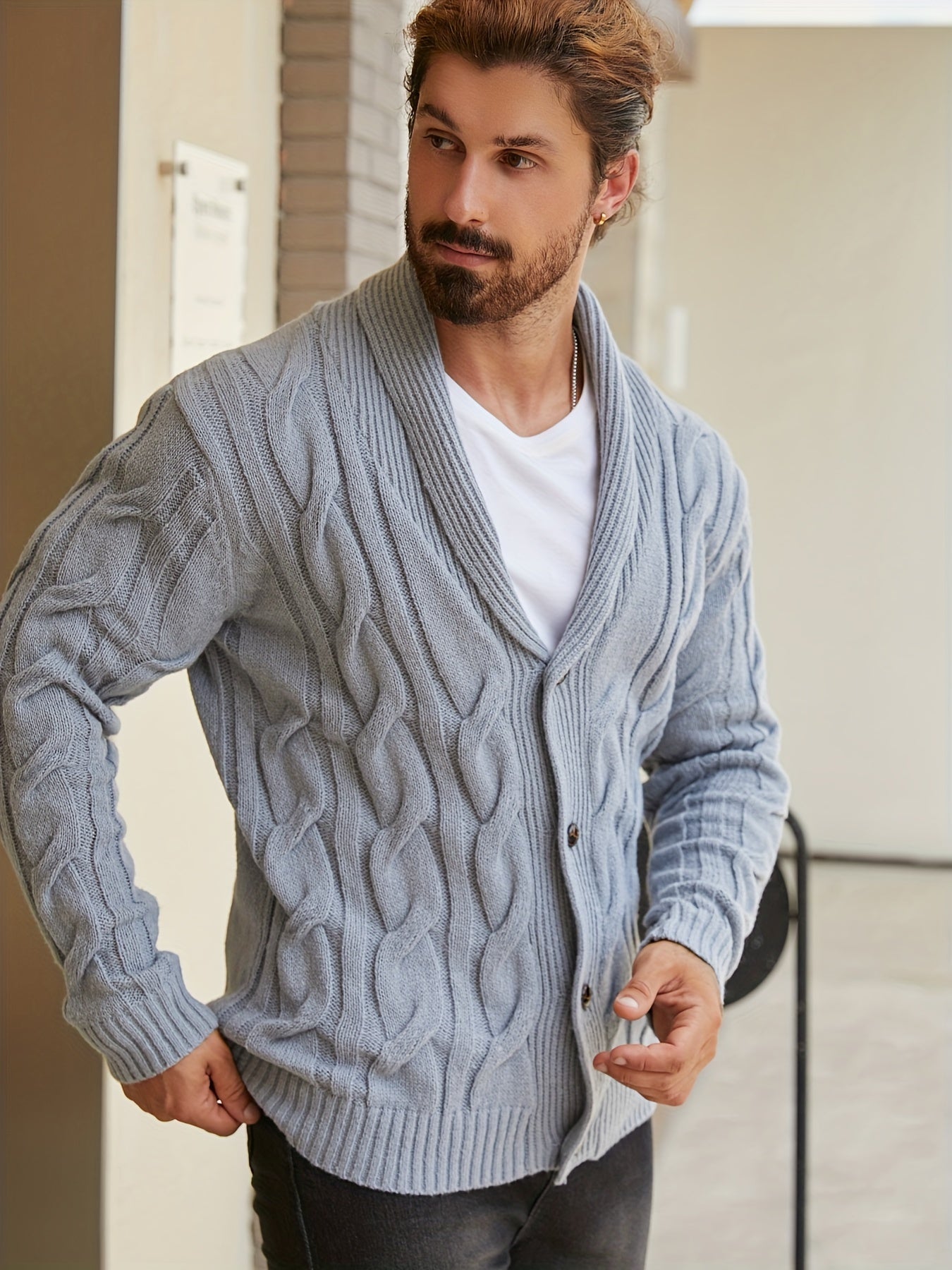 Herren Strickjacke mit Zopfmuster und Knöpfen
