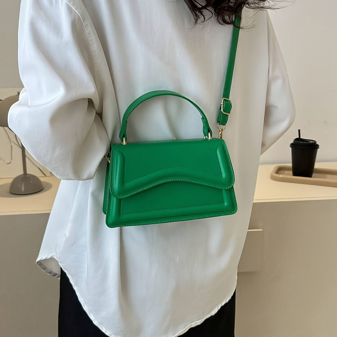 Nerina | Moderne Mini Umhängetasche mit Klappe