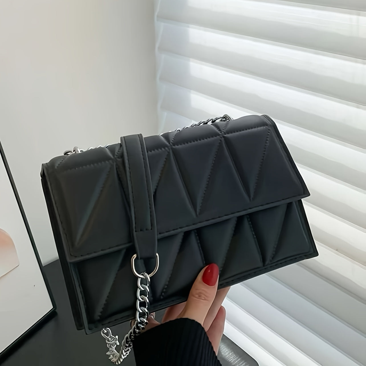 Livia | Elegante Gesteppte Umhängetasche mit Kette