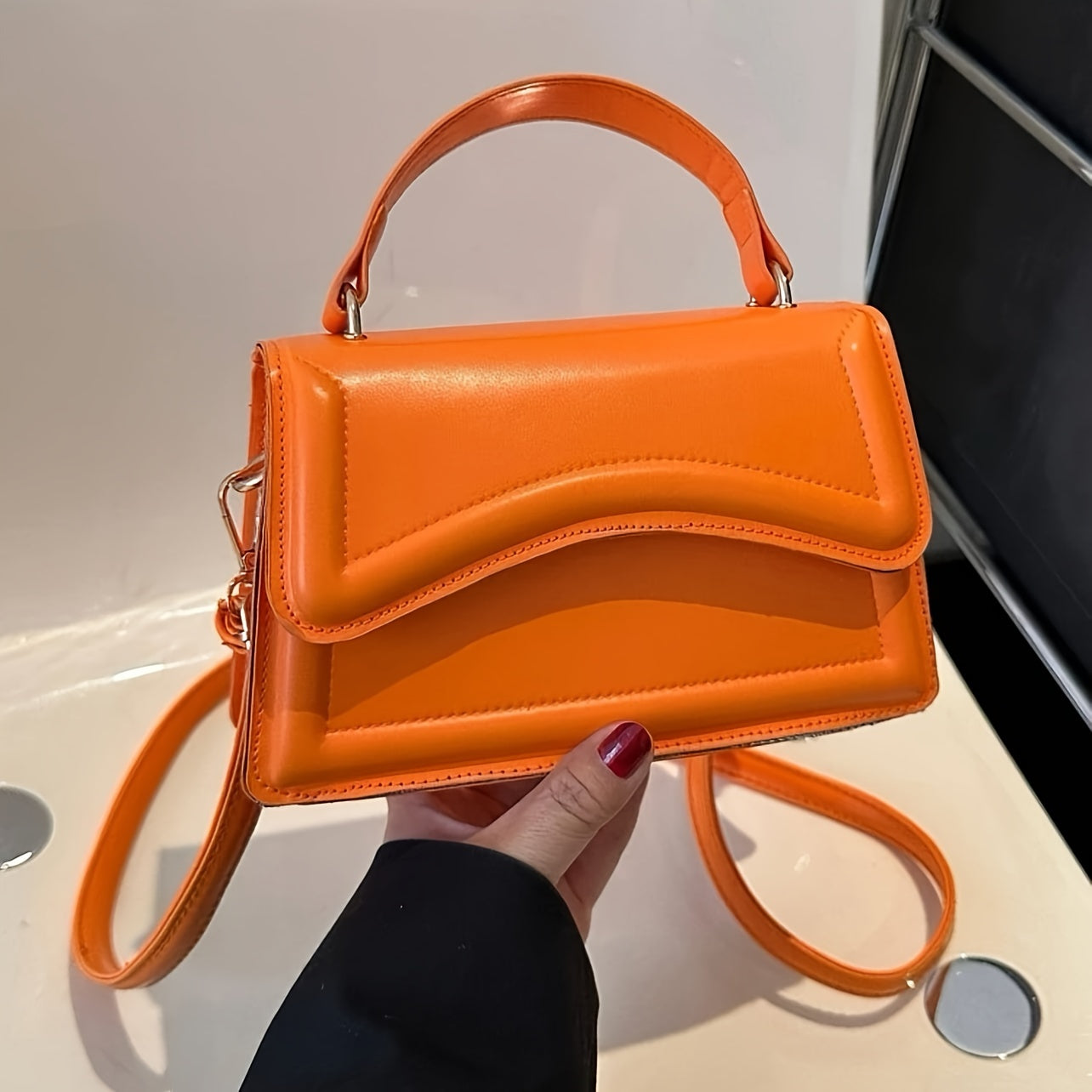 Nerina | Moderne Mini Umhängetasche mit Klappe