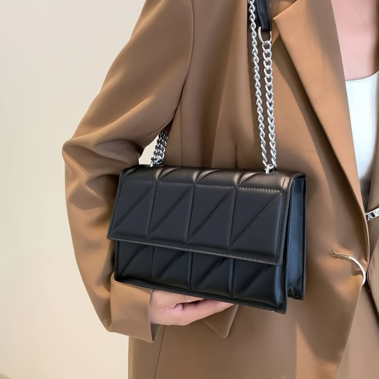 Livia | Elegante Gesteppte Umhängetasche mit Kette