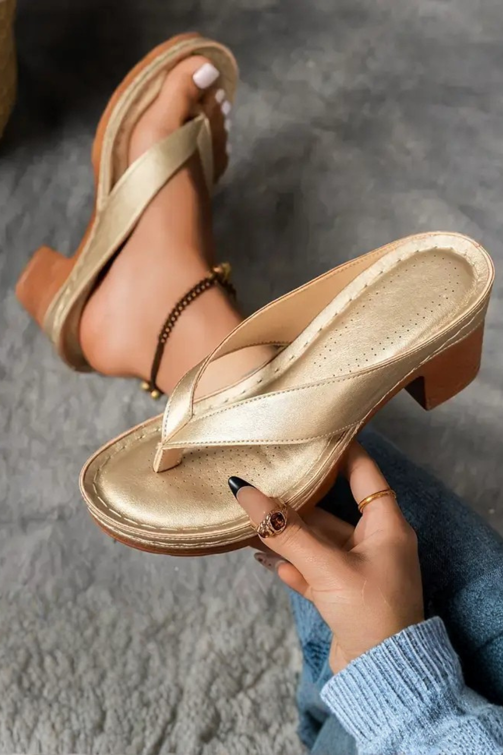 Felicity Damen Sandalen – Zehensteg & Blockabsatz Metallisch Elegant