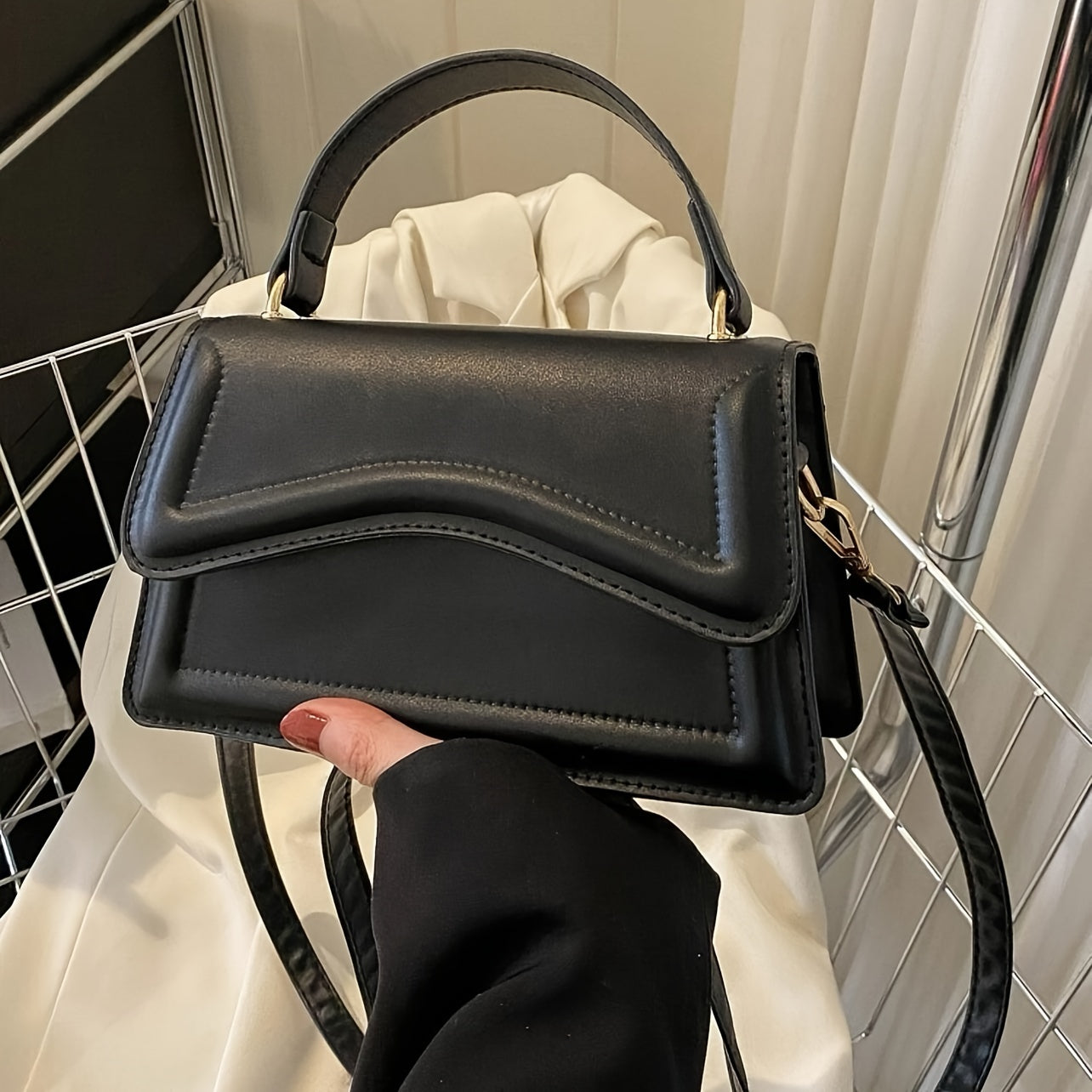 Nerina | Moderne Mini Umhängetasche mit Klappe