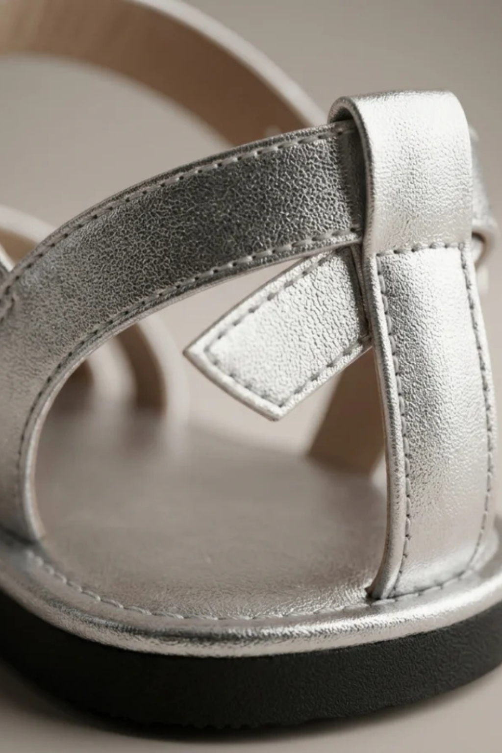 Harriet Damen Sandalen – Metallic Kreuzriemen & Flach Elegant