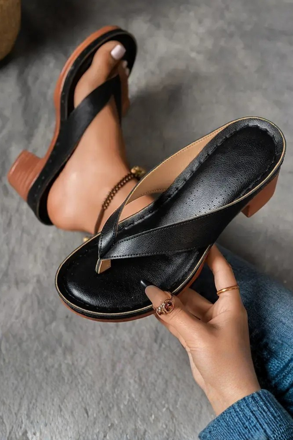 Felicity Damen Sandalen – Zehensteg & Blockabsatz Metallisch Elegant