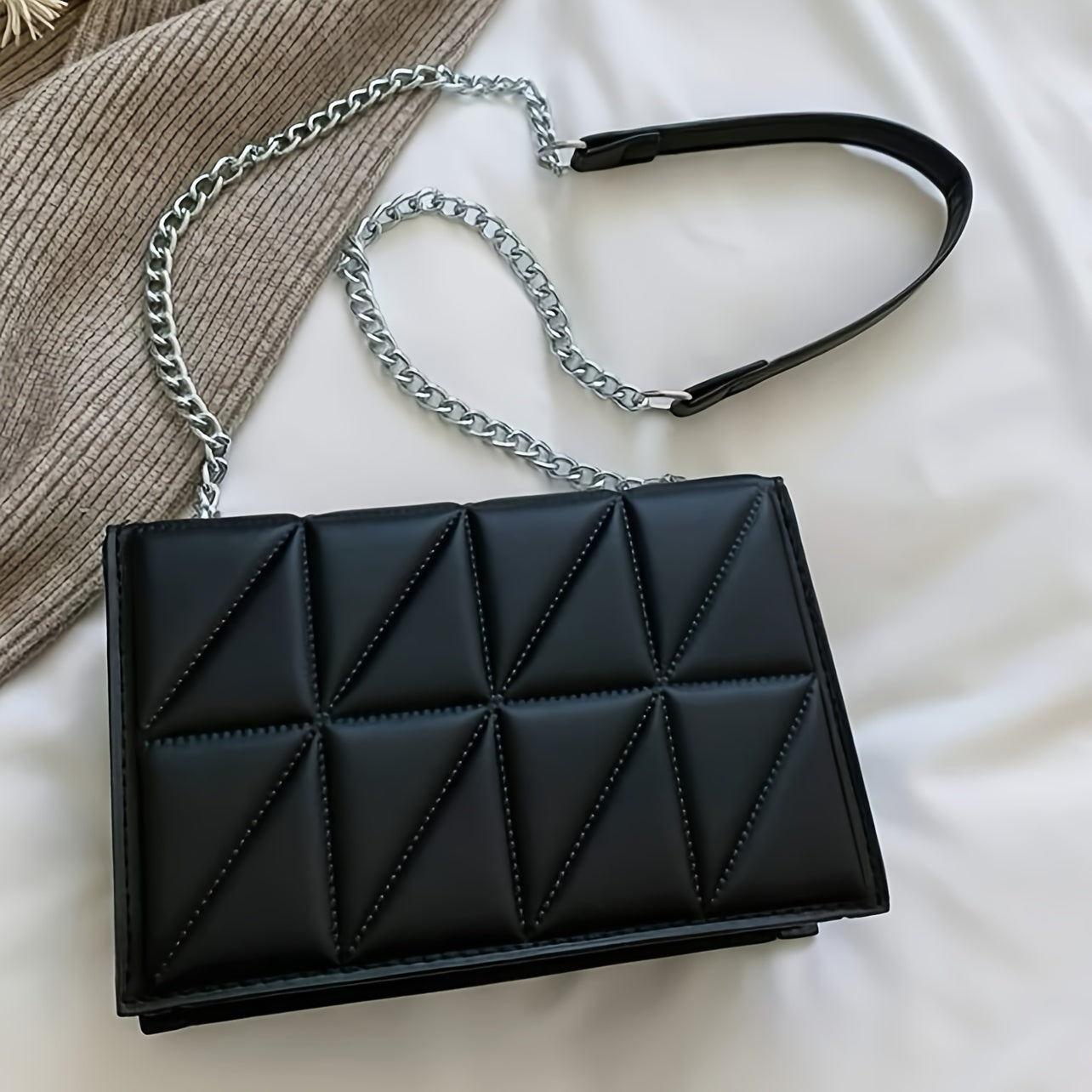 Livia | Elegante Gesteppte Umhängetasche mit Kette