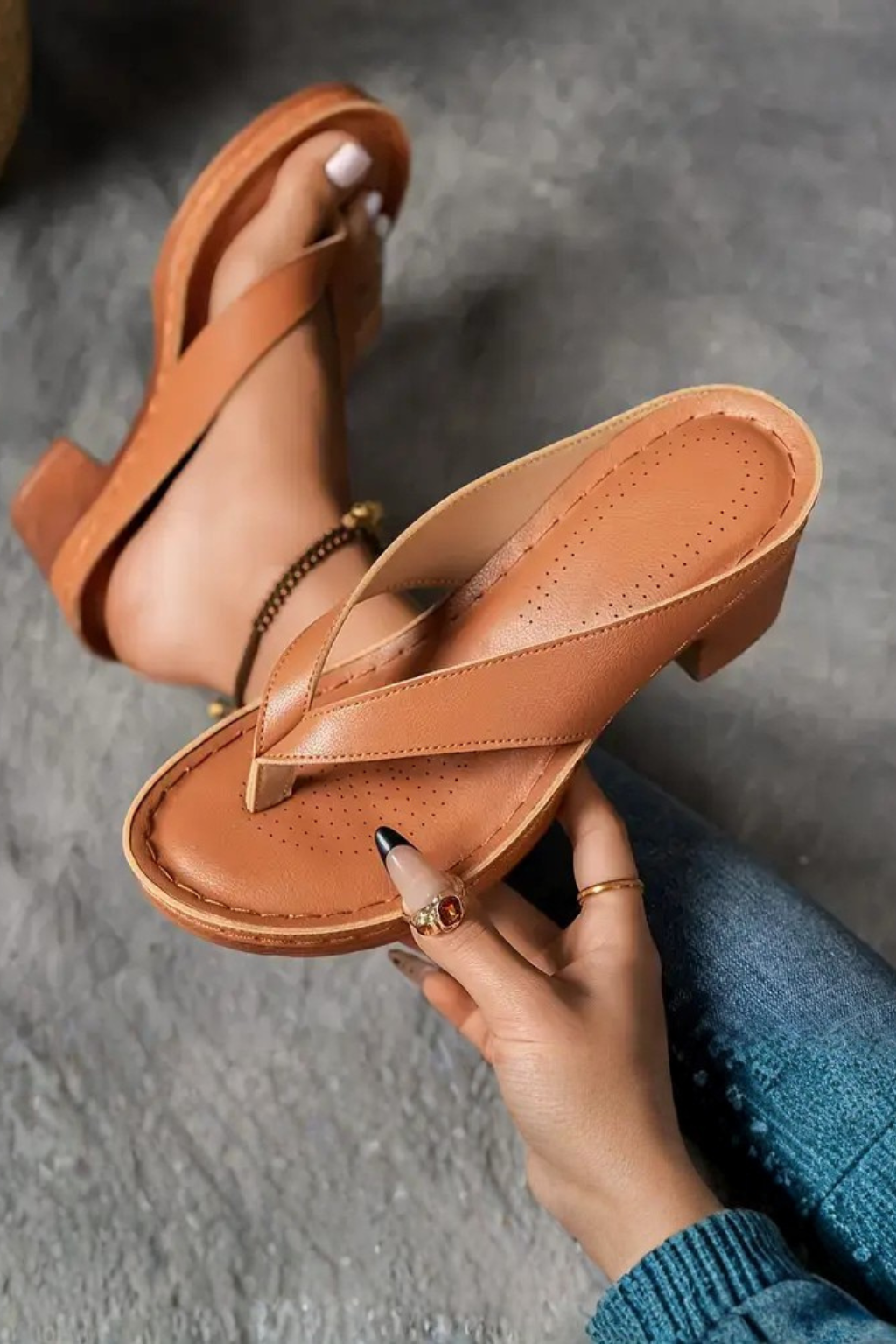 Felicity Damen Sandalen – Zehensteg & Blockabsatz Metallisch Elegant