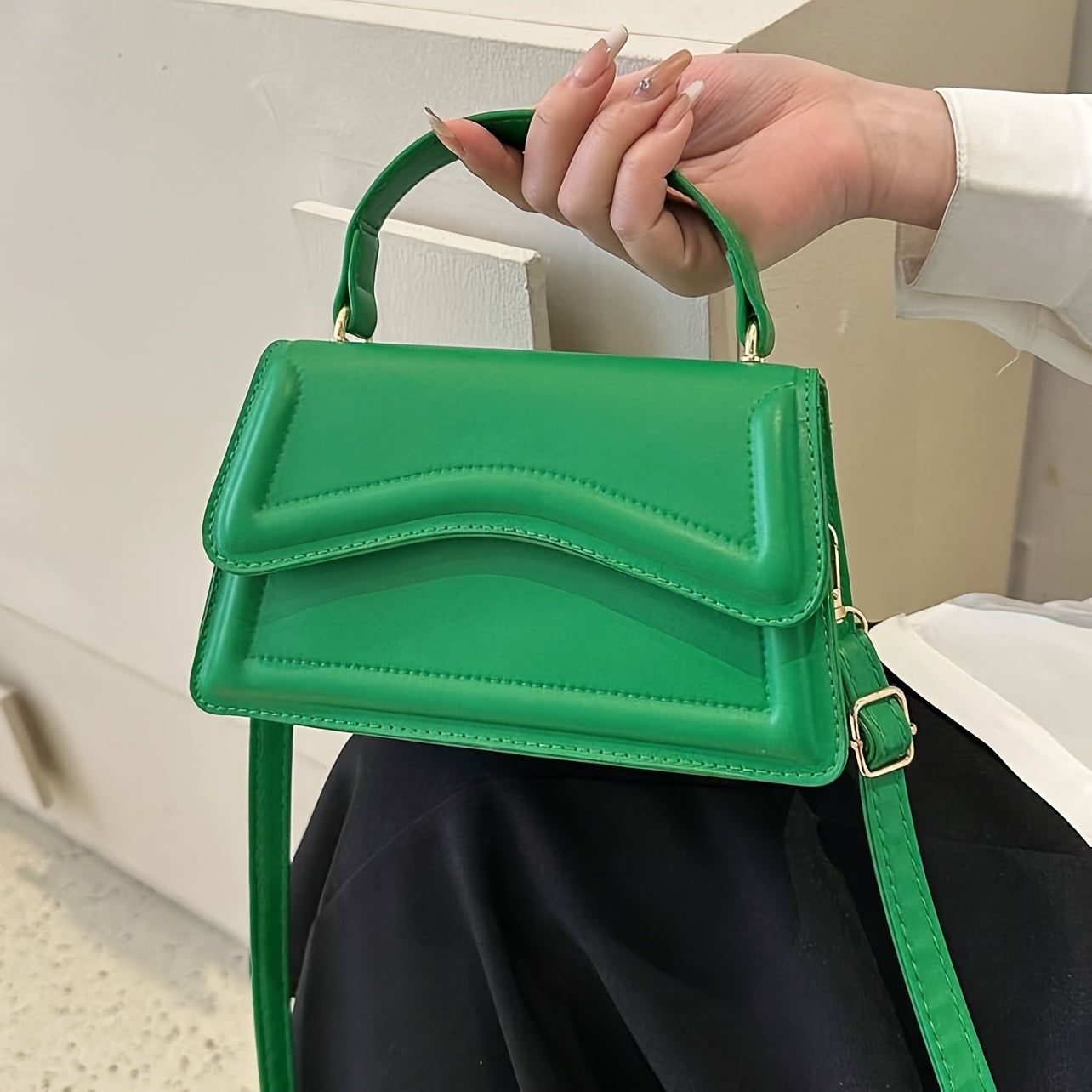 Nerina | Moderne Mini Umhängetasche mit Klappe