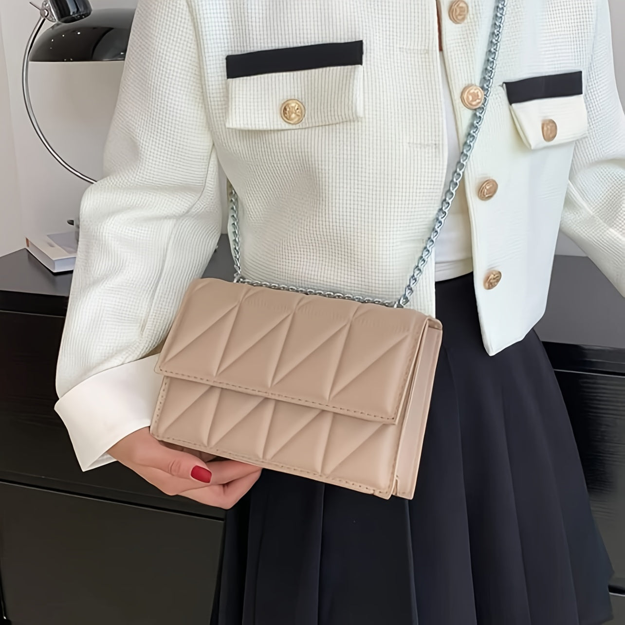Livia | Elegante Gesteppte Umhängetasche mit Kette