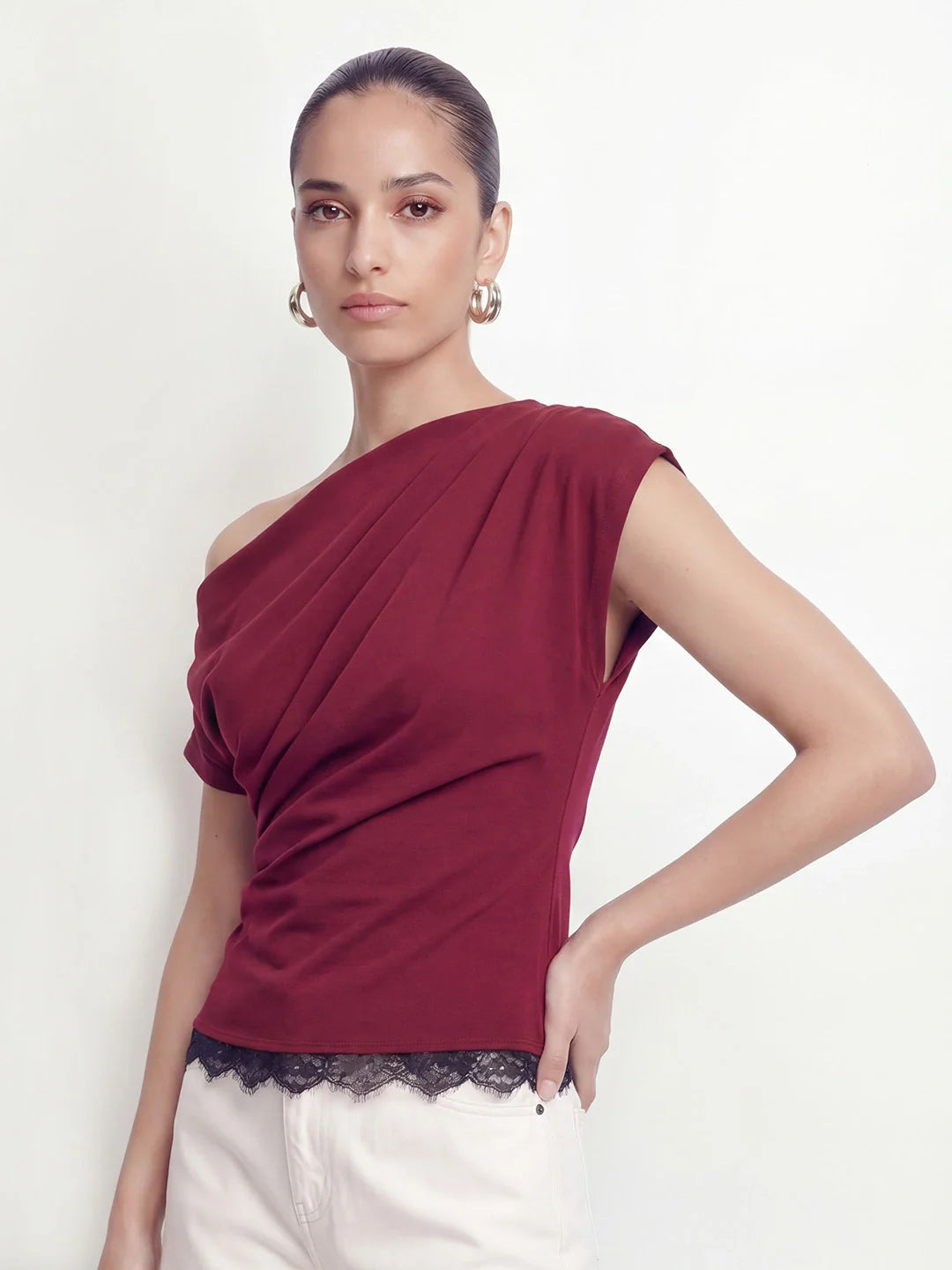 Damen One-Shoulder Top – Gepunktet mit Spitzenbesatz