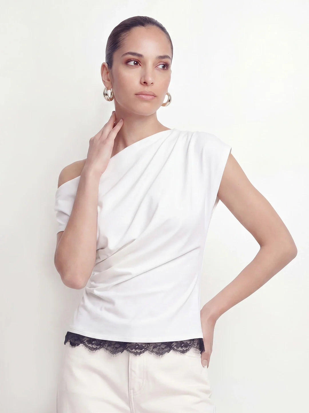 Damen One-Shoulder Top – Gepunktet mit Spitzenbesatz