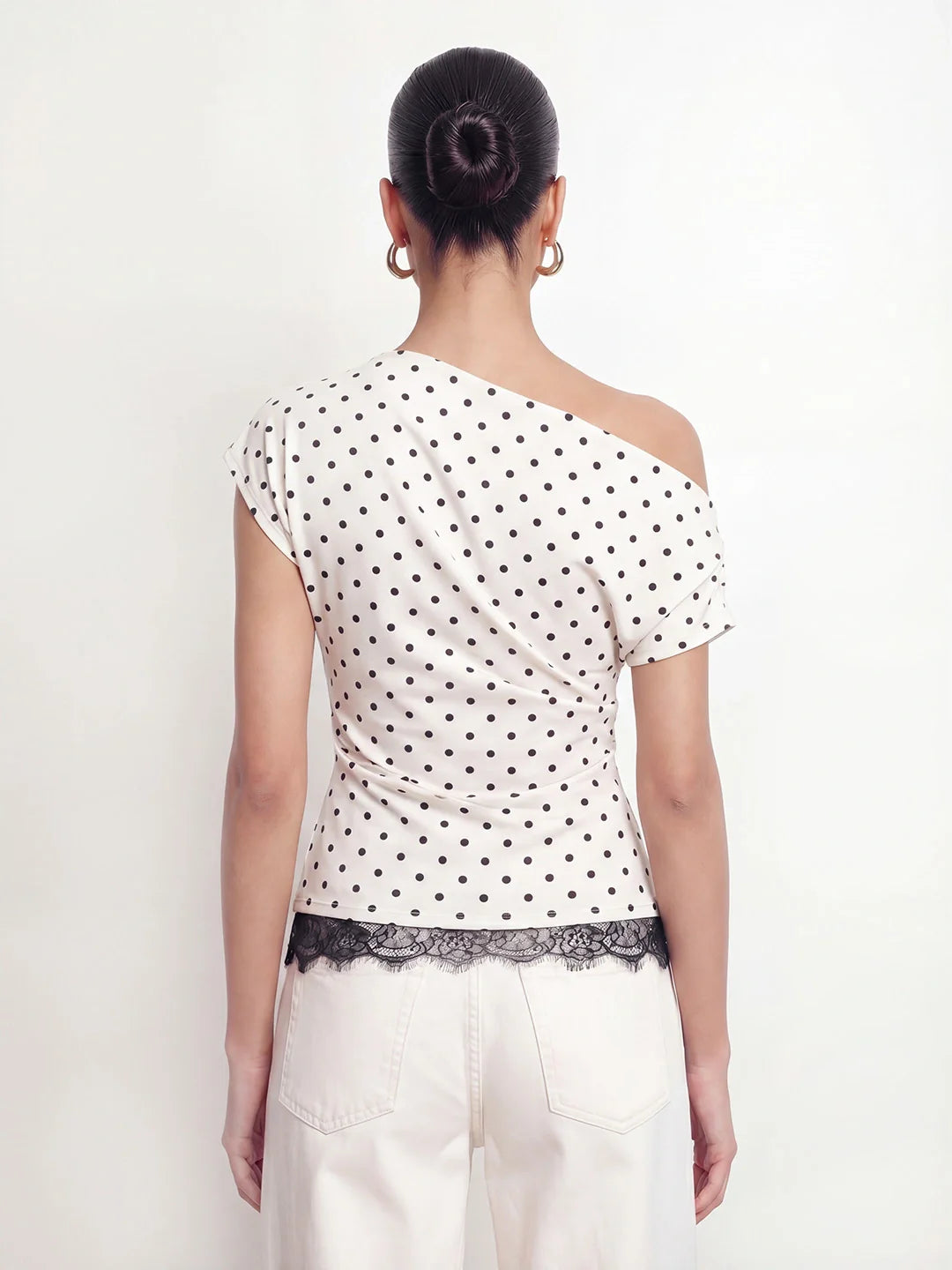 Damen One-Shoulder Top – Gepunktet mit Spitzenbesatz