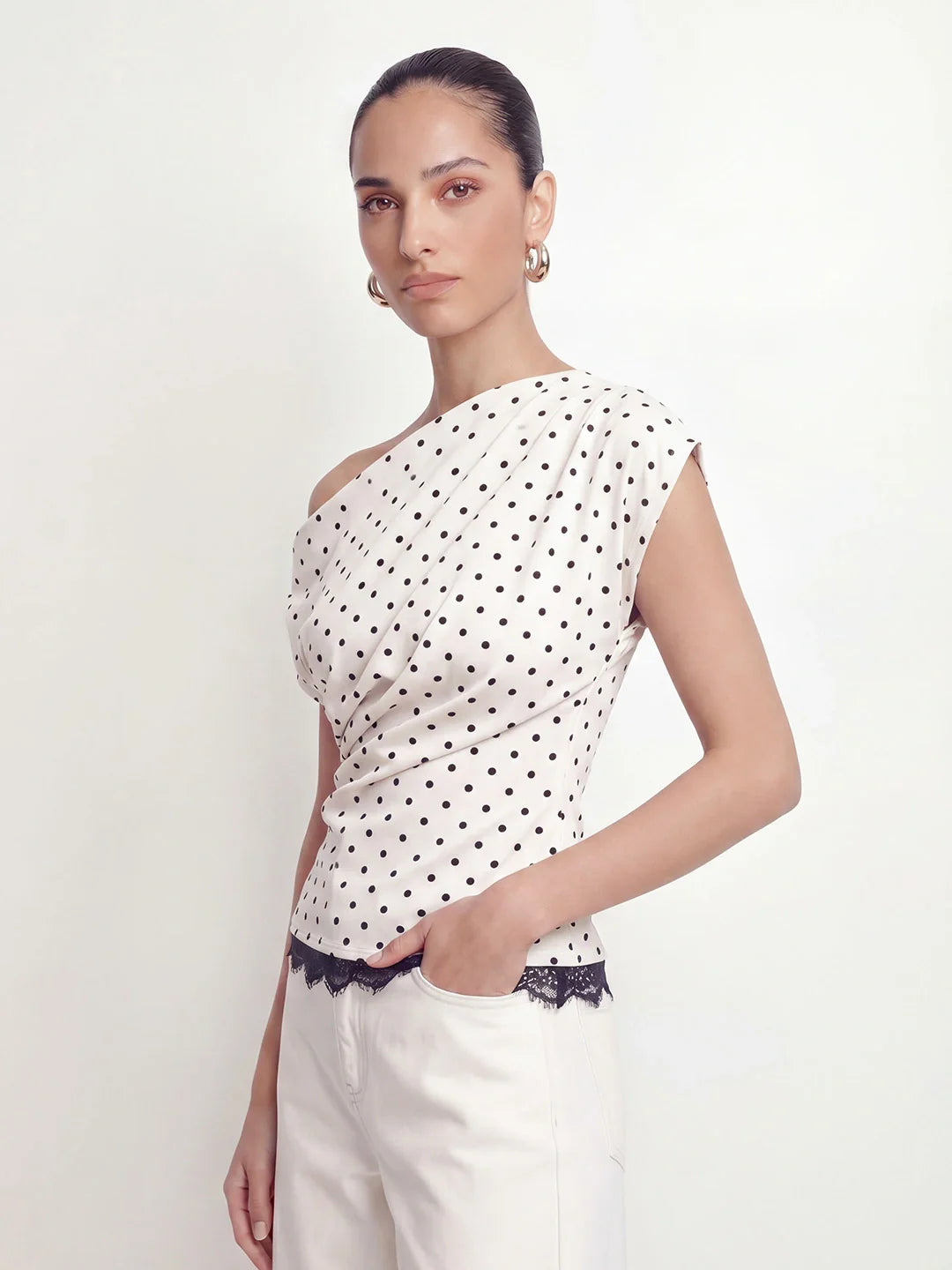 Damen One-Shoulder Top – Gepunktet mit Spitzenbesatz