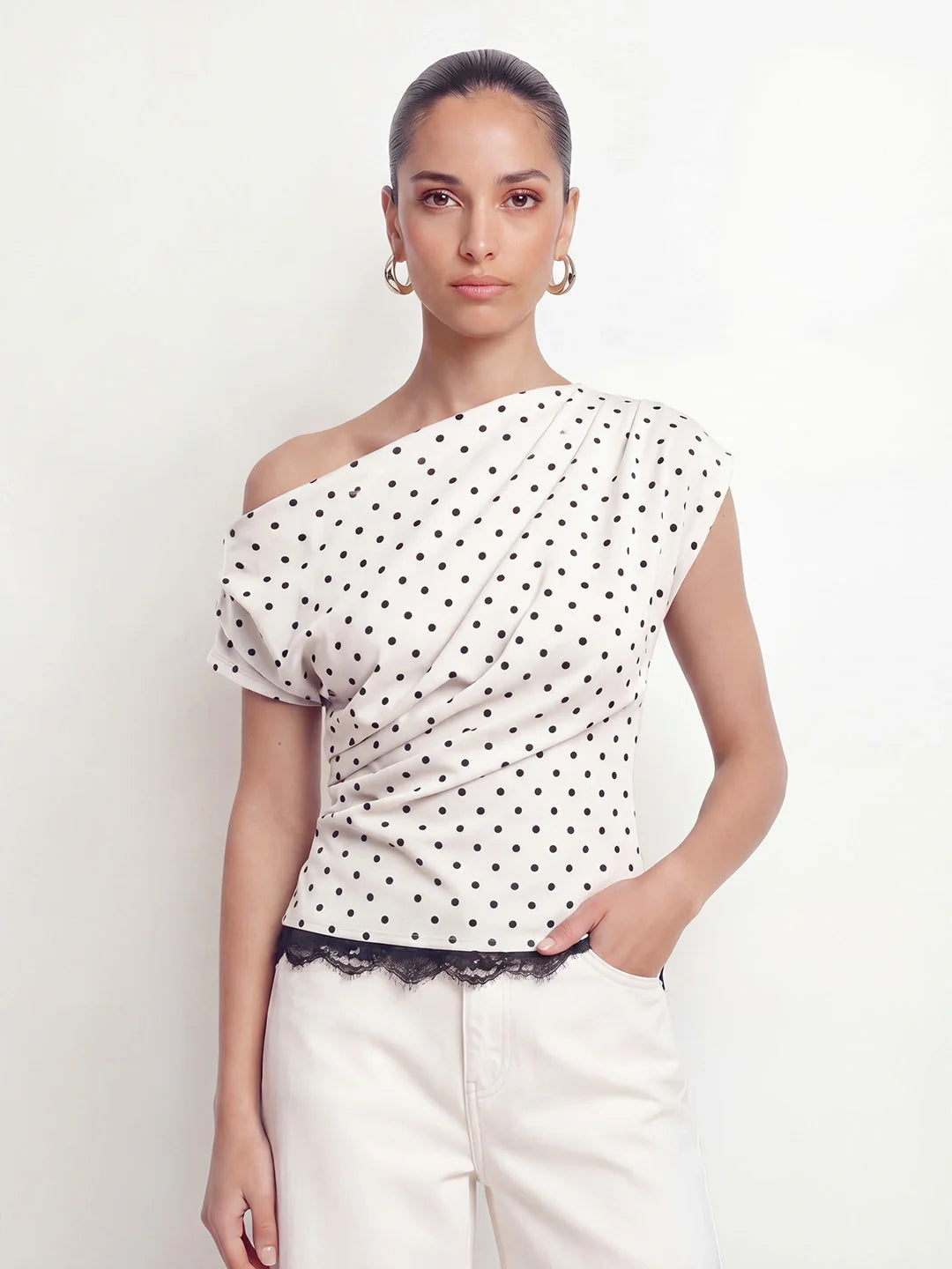 Damen One-Shoulder Top – Gepunktet mit Spitzenbesatz