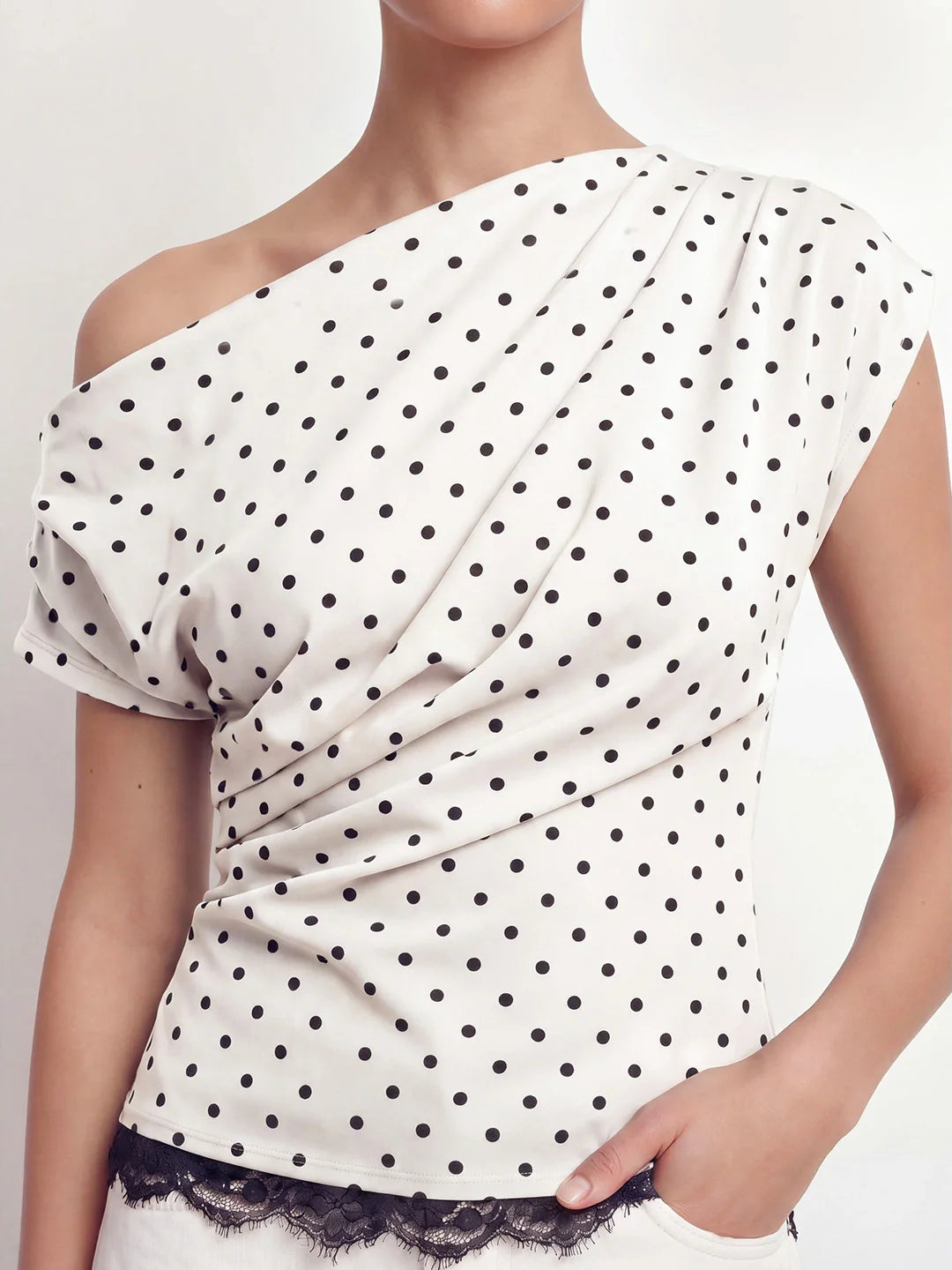 Damen One-Shoulder Top – Gepunktet mit Spitzenbesatz