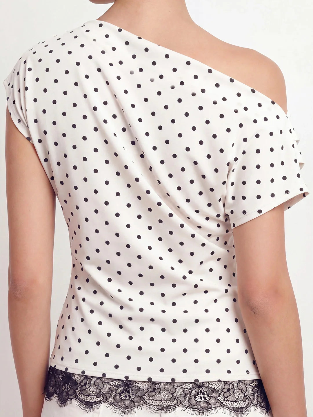 Damen One-Shoulder Top – Gepunktet mit Spitzenbesatz