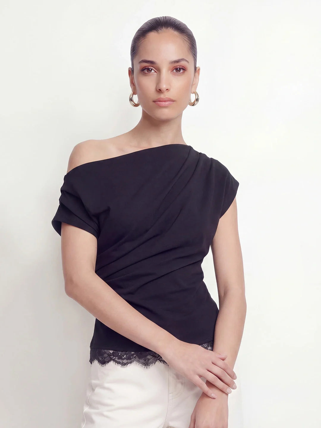 Damen One-Shoulder Top – Gepunktet mit Spitzenbesatz