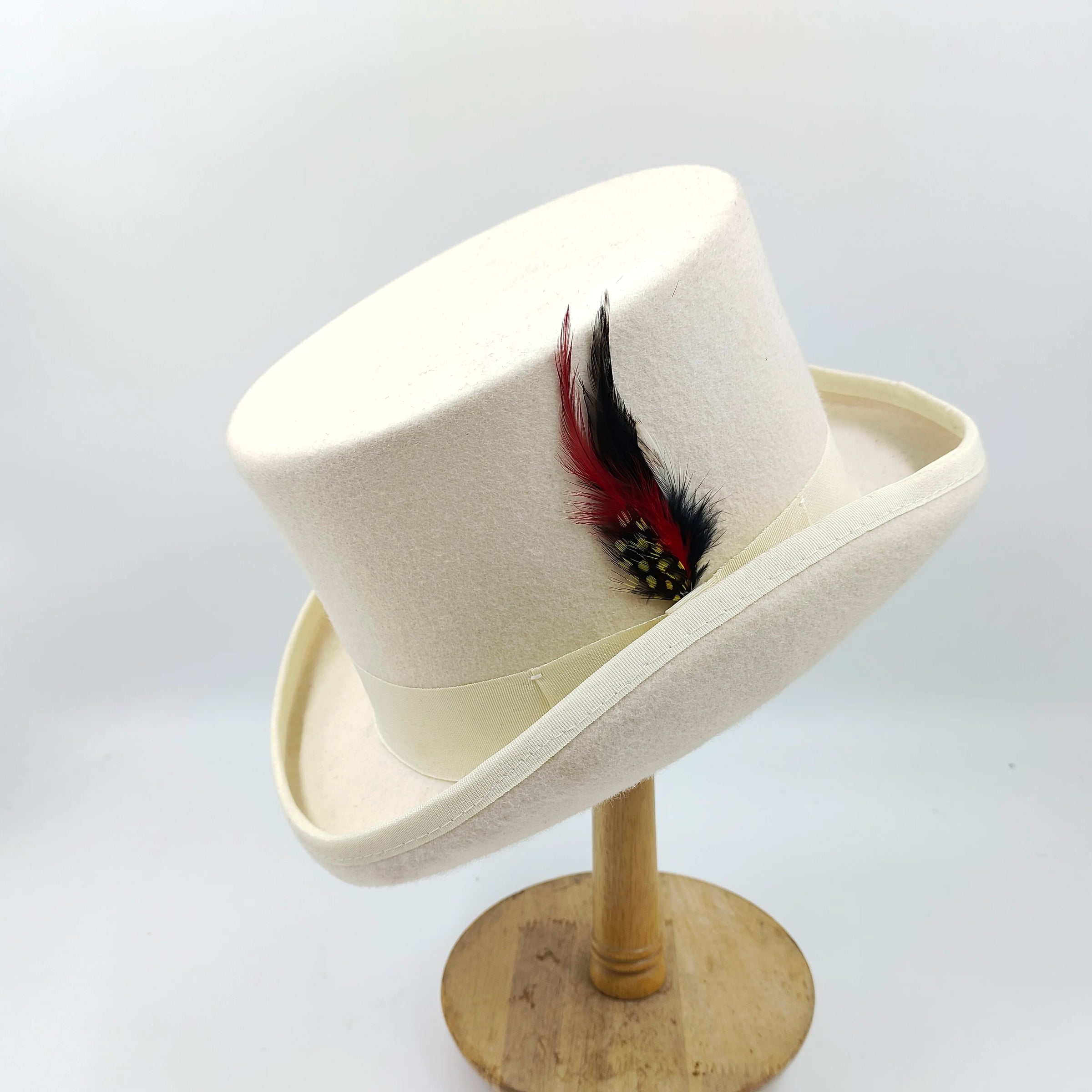 Lila Fedora Hut aus 100% Wolle mit Feder