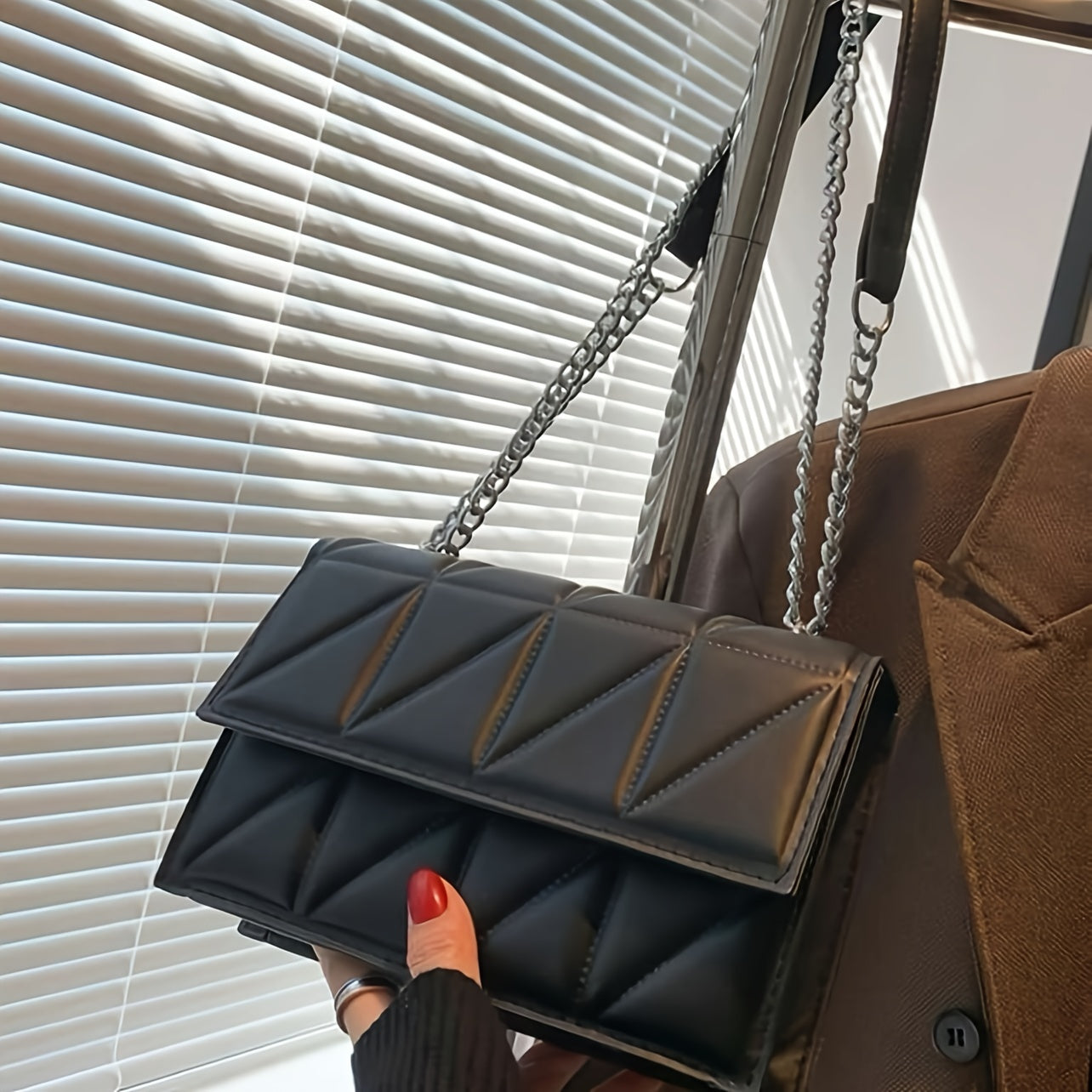 Livia | Elegante Gesteppte Umhängetasche mit Kette