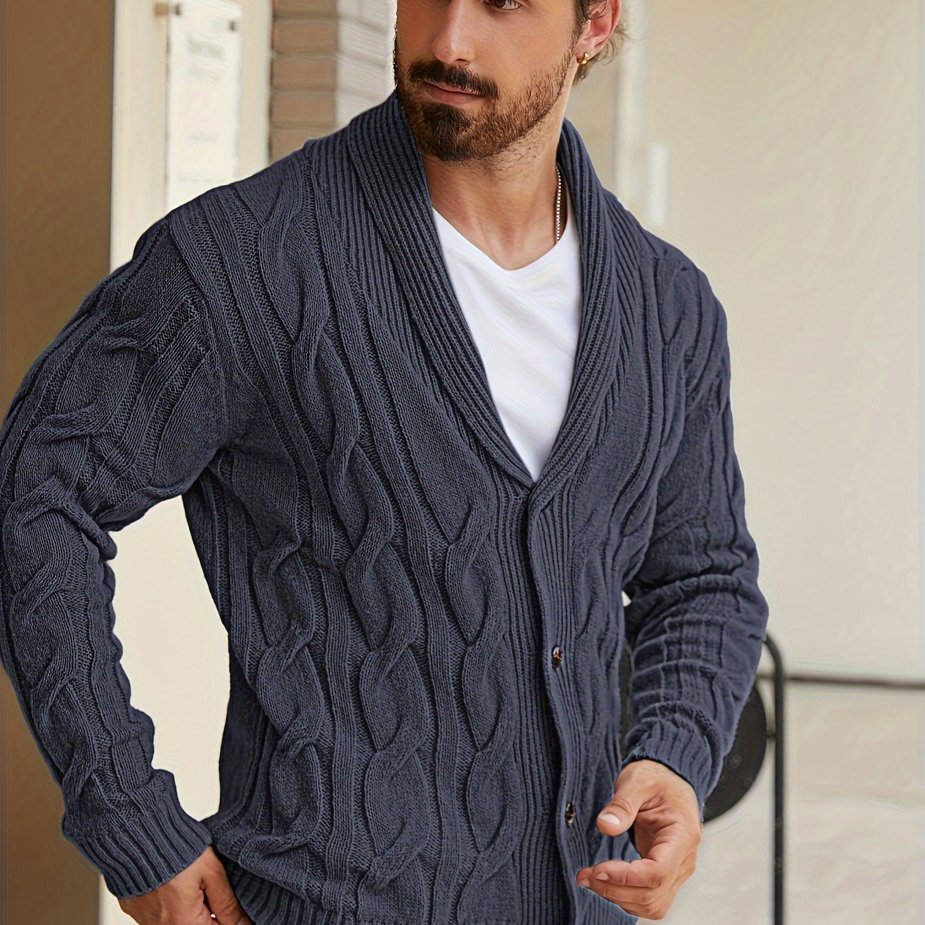 Herren Strickjacke mit Zopfmuster und Knöpfen