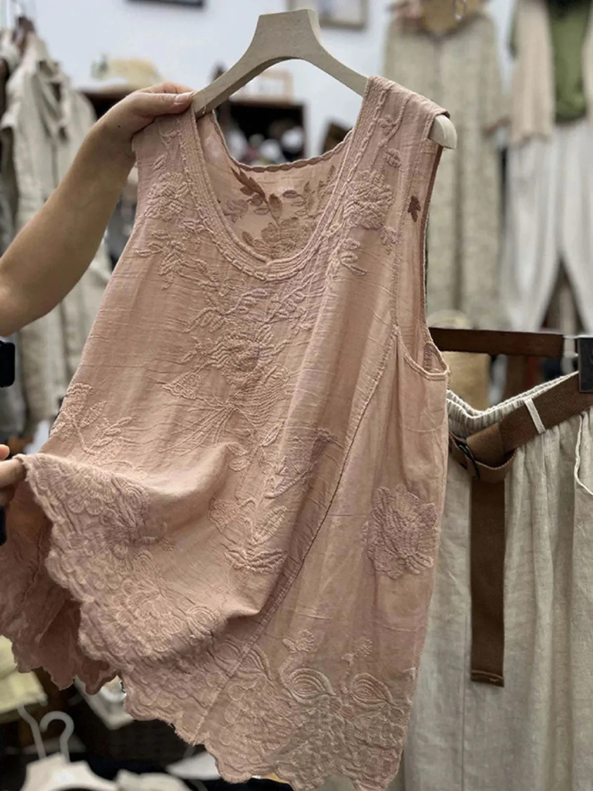 Damen Top – Stickerei Ärmellos & Elegant