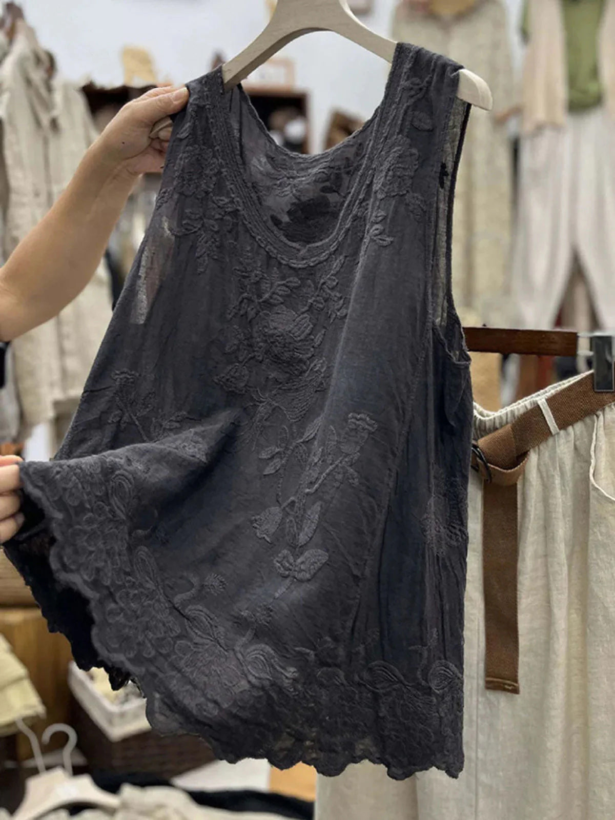 Damen Top – Stickerei Ärmellos & Elegant