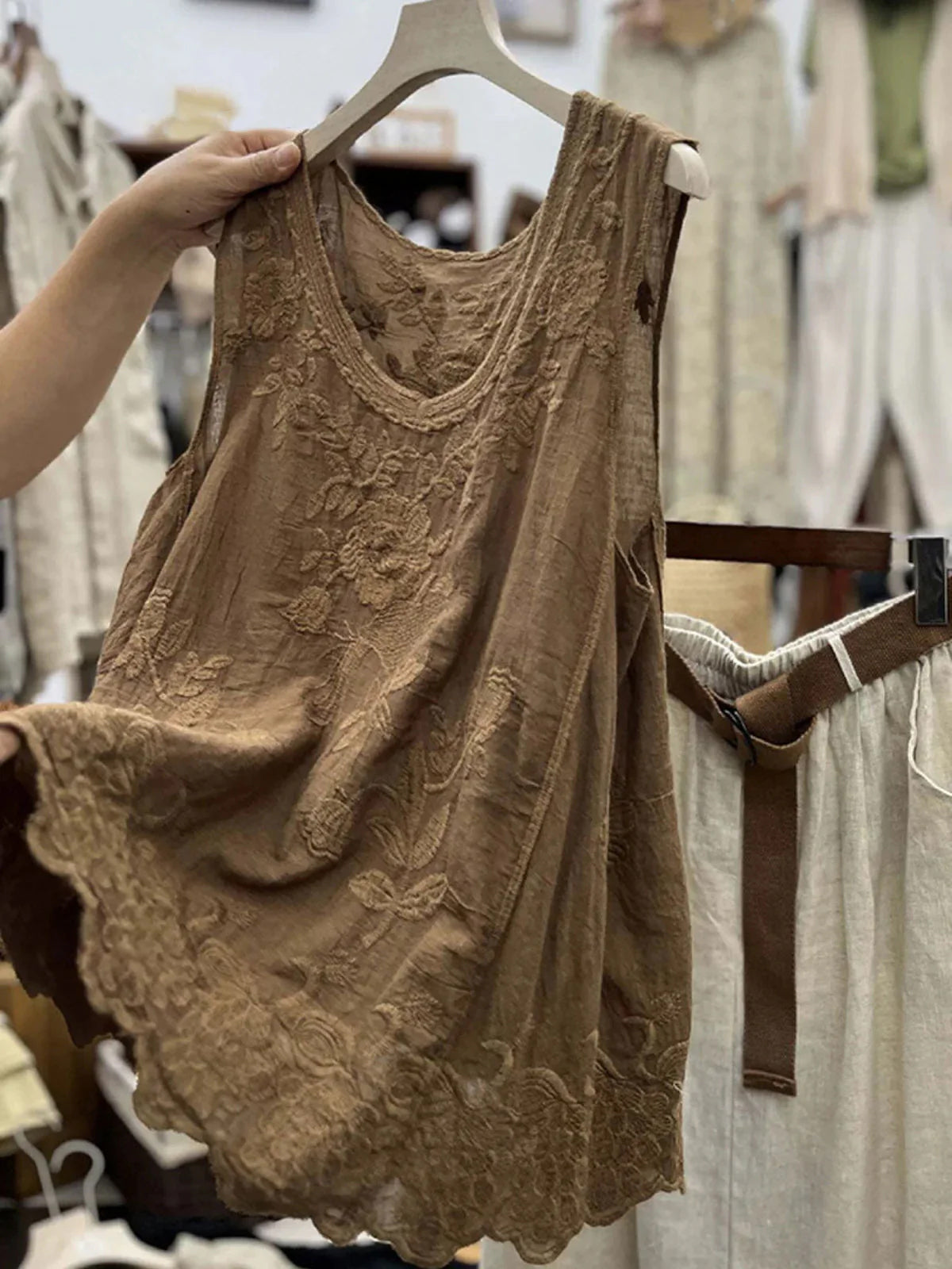 Damen Top – Stickerei Ärmellos & Elegant