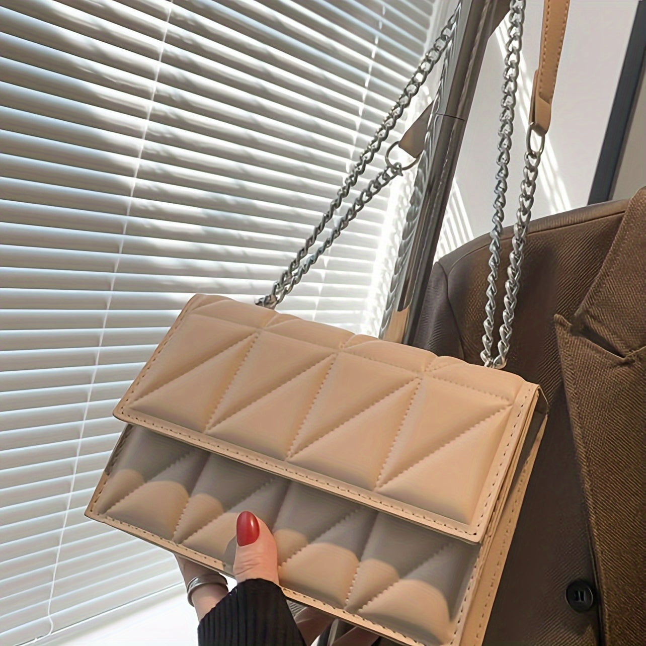 Livia | Elegante Gesteppte Umhängetasche mit Kette